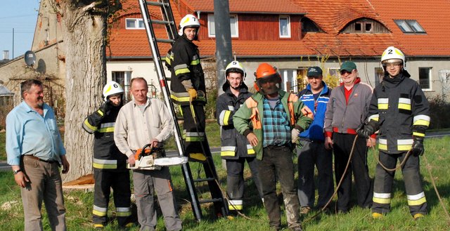 Ekipa strażaków z OSP z pilarzem i sołtysem Łojowic Janem Kardasem (z lewej)