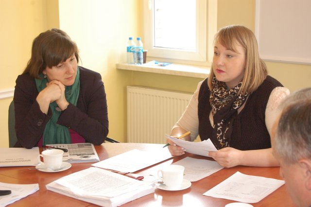 Przedstawieniem wyników badań zajęła się Agata Bulicz (z lewej). Na zdjęciu również przewodnicząca komisji Magdalena Siedlarz