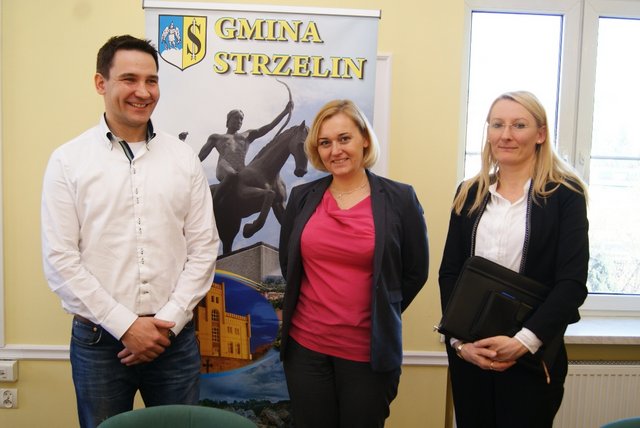 Przedstawiciele firmy Nysa Produkcja Pojazdów S.A., Robert Smirnow i Katarzyna Smirnow-Birkmann, z burmistrz Strzelina Dorotą Pawnuk. Foto: UMiG Strzelin