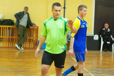 Mariusz Szmidt (z lewej) zdobył sześć bramek w meczu przeciwko Chłopakom do Wzięcia, ale do lidera traci aż 12 goli