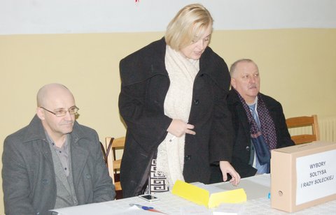 Na pytania zebranych odpowiadali Jan Maćkała (od lewej), burmistrz Dorota Pawnuk i Stanisław Furdykoń