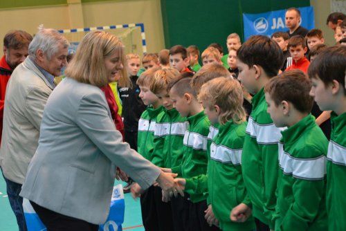 Prezydent Świdnicy, Beata Moskal-Słaniewska wręcza nagrody za zajęcie VI miejsca dla młodych piłkarzy z Kondratowic