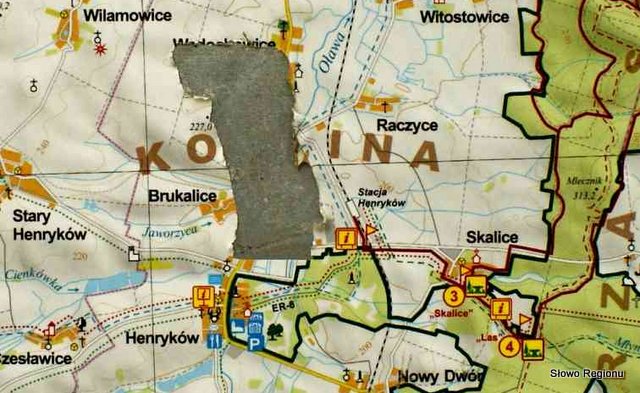 W Strzelinie, niedaleko PKP, na fragmencie mapy tras naturowych jest szara plama