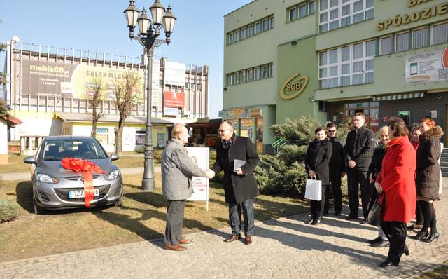 Laureat nagrody Roman Słysz (pierwszy z lewej) odbiera gratulacje i kluczyki do nowego samochodu. Foto: GBS Strzelin