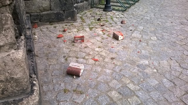 Pod budynkiem strzelińskiej poczty leżały fragmenty elewacji. Teren został zabezpieczony taśmą ostrzegawczą