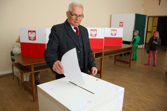 Kartę do głosowania wrzuca do urny Kazimierz Kapłon z Przeworna