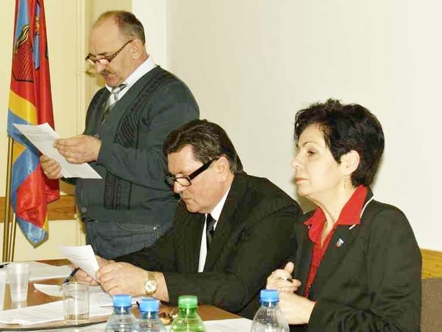 Projekt jednej z uchwał przedstawił Krzysztof Chaberski, wiceprzewodniczący rady. Obok Jarosław Kuligowski, również wiceprzewodniczący oraz Grażyna Kosińska, przewodnicząca