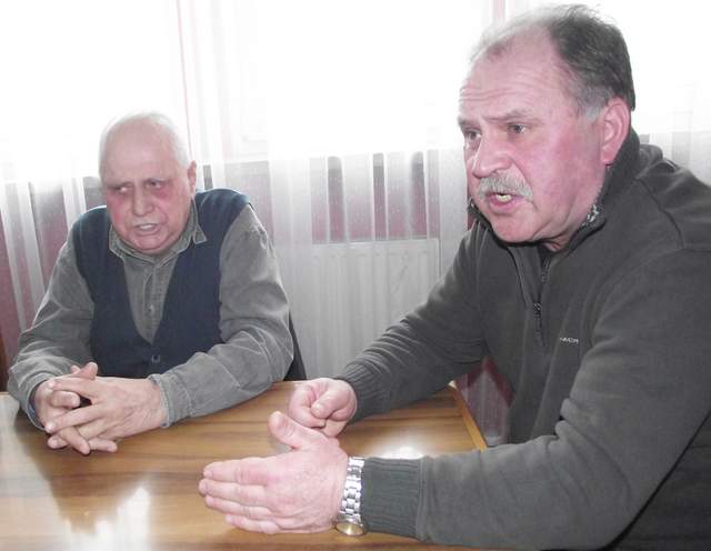 Janusz Zarzyczański (z prawej) i Zbigniew Szostak oczekują, że złożona obietnica w sprawie remontu drogi zostanie w końcu spełniona