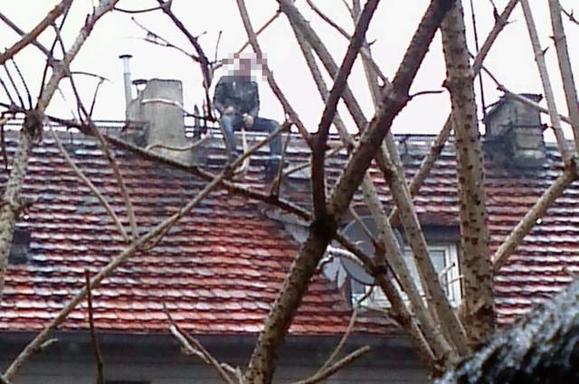 Mężczyzna wspiął się na dach budynku przy ul. Polnej  w Strzelinie i groził, że z niego skoczy