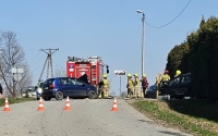 Czołowe zderzenie dwóch aut w Krzywinie. Droga całkowicie zablokowana