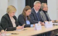 Radny o zarobkach wójta, skarbnik i sekretarz: „To patologia…”