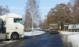 Niebezpieczny ruch ciężarówek w Jegłowej - mieszkańcy alarmują, policja reaguje