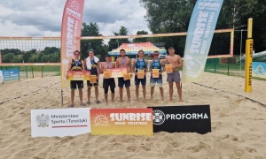 Plażowe emocje mimo deszczu