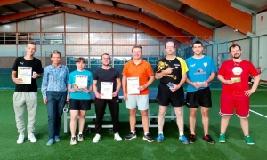 Dwóch tenisistów na podium