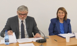 Hamują z wydatkami, ale nie sięgają po kredyty