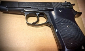 Więzienie za nielegalny pistolet