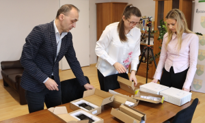 Wejdziesz na boisko do padla i kort tenisowy z aplikacją mobilną