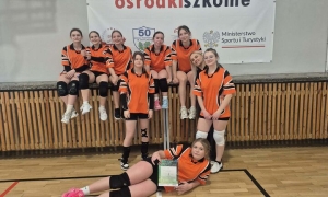 Rywalizacja uczniowska pod siatką