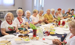 Coraz więcej seniorów przy wspólnym stole