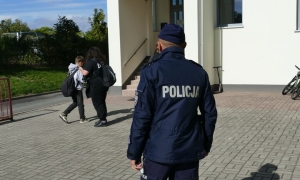 Groźby w sieci i 10 zatrzymanych. Policja wzmacnia bezpieczeństwo w szkołach