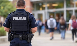 Groźby w sieci i 10 zatrzymanych. Policja wzmacnia bezpieczeństwo w szkołach