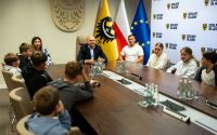 Uczniowie z wizytą u wicemarszałka. Tak wygląda samorząd od środka