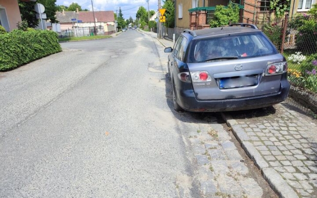 Samochód blokował ruch pieszych i utrudniał przejazd
