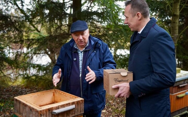 Dolny Śląsk wspiera pszczelarzy – samorząd przekazuje ciasto pszczele