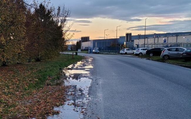 Oświetlenie w planach, chodnik w zawieszeniu 