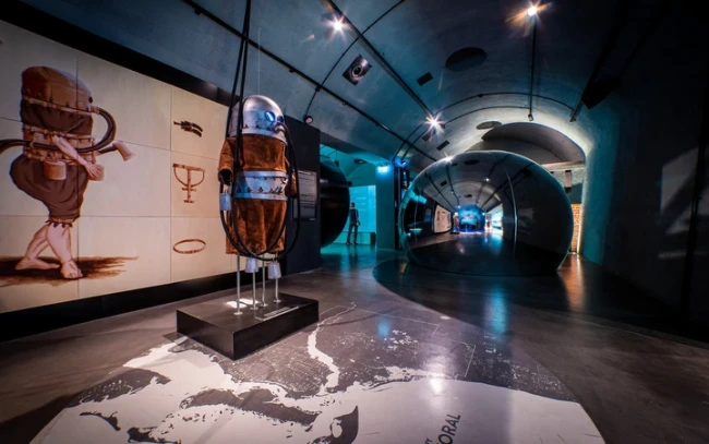 Pierwszy krok pod wodą: replika skafandra Klingerta w Hydropolis