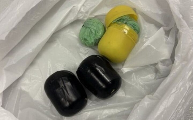 Narkotyki w plastikowych jajkach