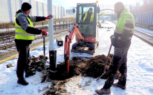 Nowe latarnie na peronach