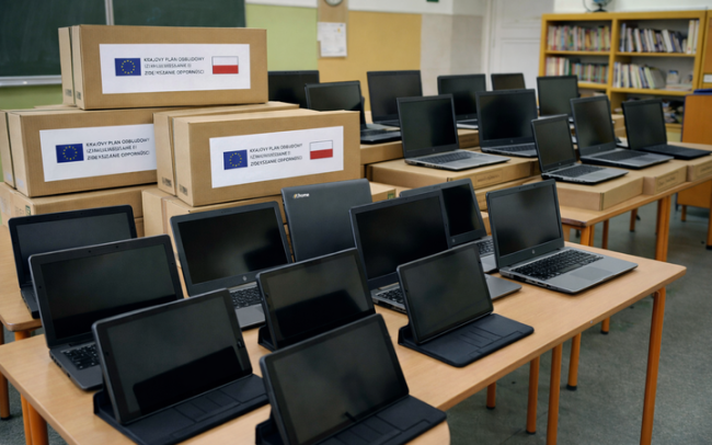 Sprzęt komputerowy trafił do szkół