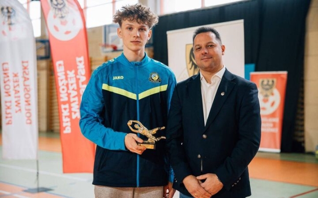 Przenieśli się z murawy na parkiet