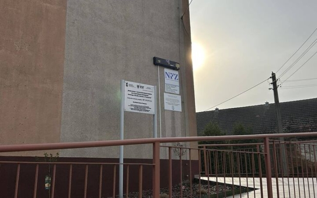 Tablica jakości powietrza na Ośrodku Zdrowia w Przewornie