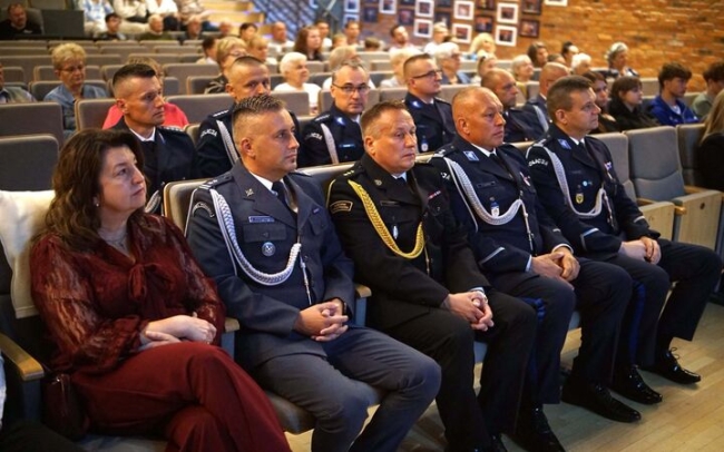 Funkcjonariusze odebrali awanse i wyróżnienia