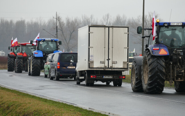 Od godz. 10 rozpoczęła się blokada węzła autostradowego Goszczyna - Brzezimierz