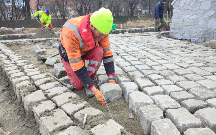 Plac obok remontowanej drogi układany jest również z dużej granitowej kostki. Takie miejsce będzie odporne na duże obciążenia i bardzo trwałe