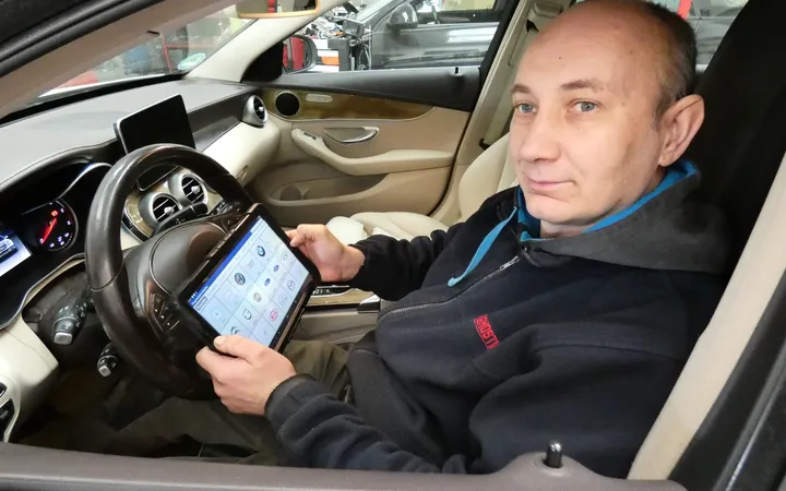 Diagnozowanie elektroniki pojazdów wymaga specjalistycznej wiedzy i odpowiedniego oprogramowania