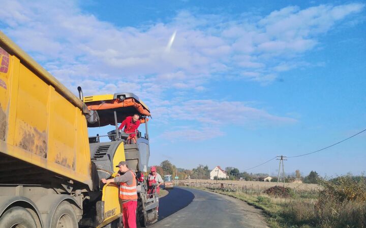 W tej chwili układana jest nowa nawierzchnia asfaltowa