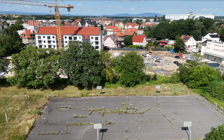 Obecny stan boiska przy LO w Strzelinie z lotu ptaka