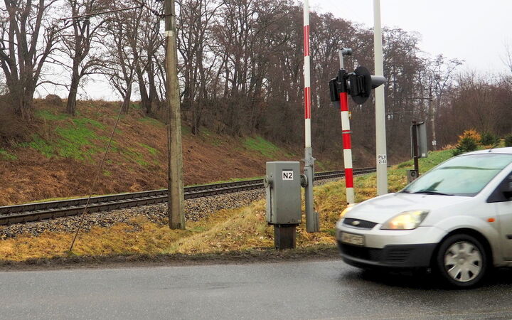 Skarpa zasłania tory