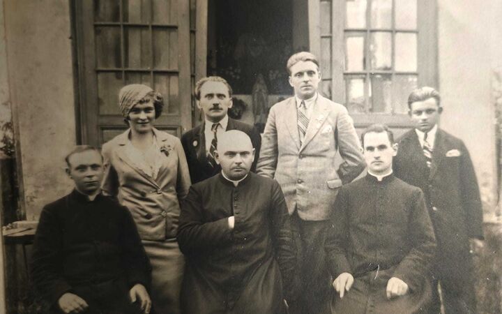 Ksiądz Marian Czech w środku. Z tyłu w jasnym garniturze Emil Czech. Zdjęcie ze zbiorów Mieczysława Czecha