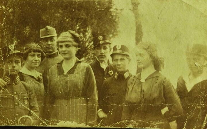 Rodzina Czechów. Z tyłu w mundurze ksiądz Marian. Rok 1914. Fot. ze zbiorów rodzinnych