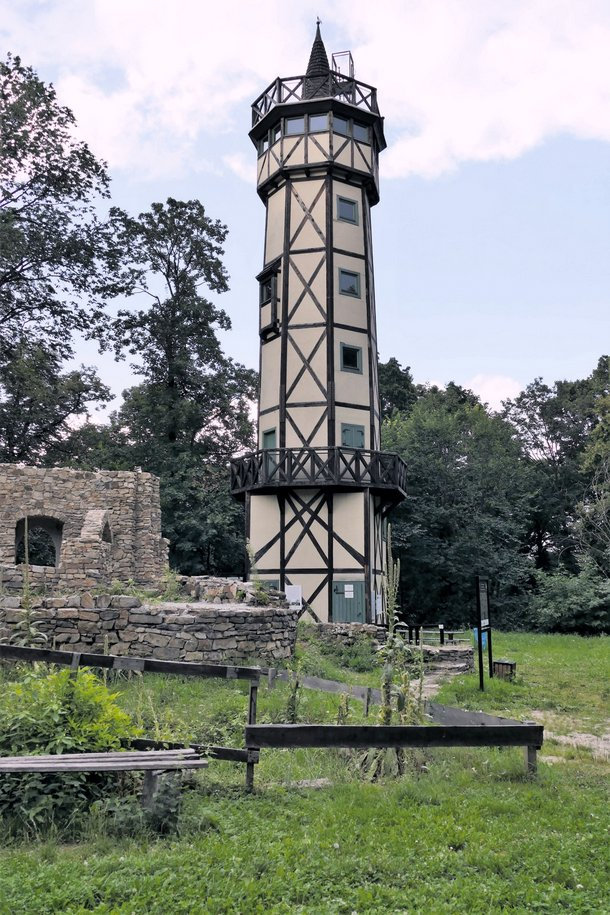 Strzelińska trasa single-track prowadzi między innymi przez najwyżej położony punkt wzgórz strzelińskich, wieżę Gromnik – 393 m.n.p.m.