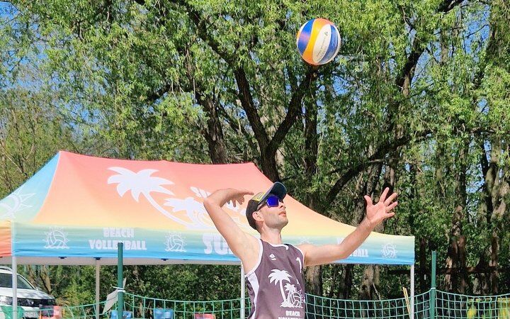 Michał Janicki podczas zagrywki 