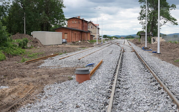 Dobiega końca budowa linii kolejowej nr 319 relacji Strzelin – Kondratowice – Łagiewniki. Na zdjęciu widoczny dworzec PKP w Kondratowicach