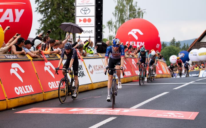 Tegoroczny górski etap obfitował w ogromne emocje, a peleton musiał radzić sobie z rzęsistym deszczem