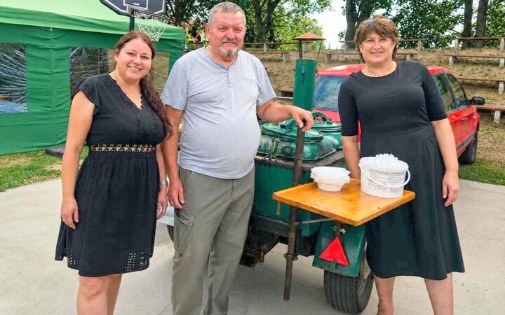 Sołtys Jan Kardas przygotował pyszną grochówkę. Obok Anna Skrzyńska-Smoleń (z lewej), prezes Koła Gospodyń Wiejskich w Jegłowej oraz Barbara Zaniewicz, sołtys Jegłowej