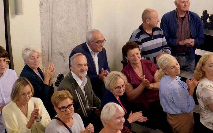 Goście koncertu nagradzają owacjami na stojąco wspaniałą grę profesora. Fot. UG Borów